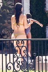Deusa Kim Kardashian chamando atenção usando biquíni fio-dental