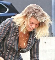 Fotos da famosa Sofia Richie ex Justin Bieber pagando peitinho
